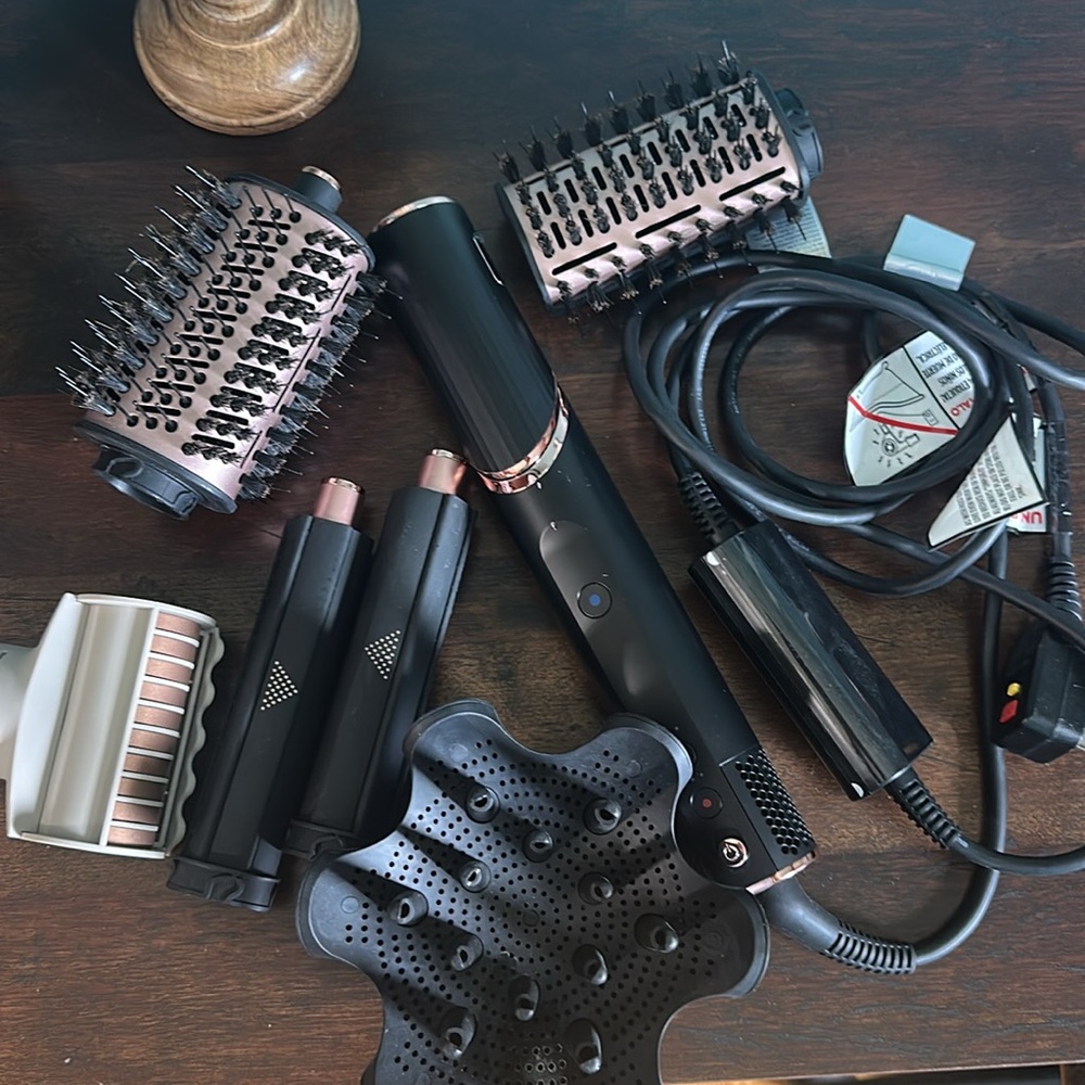 Shark FlexStyle with Attachments
Air drying & Styling